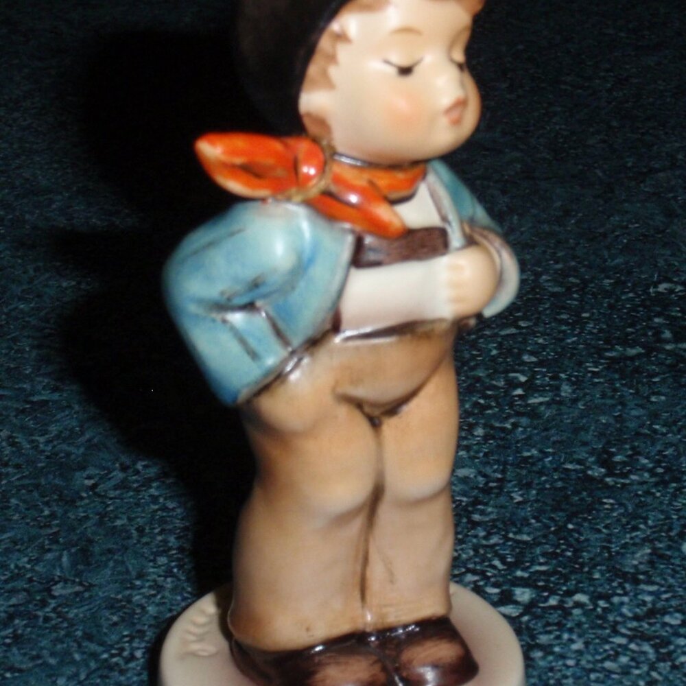 "Lucky Fellow" Goebel Hummel Figurine #560 TMK7 - ADORABLE CHRISTMAS GIFT!